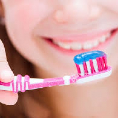 Trẻ dễ bị sâu răng nếu không súc miệng hoặc chải răng sạch sẽ.