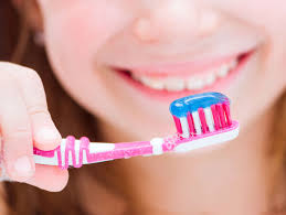 Trẻ dễ bị sâu răng nếu không súc miệng hoặc chải răng sạch sẽ.